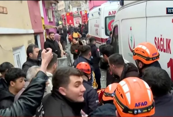 Fatih'te 2 Bina Çöktü! Sokak Savaş Alanına Döndü